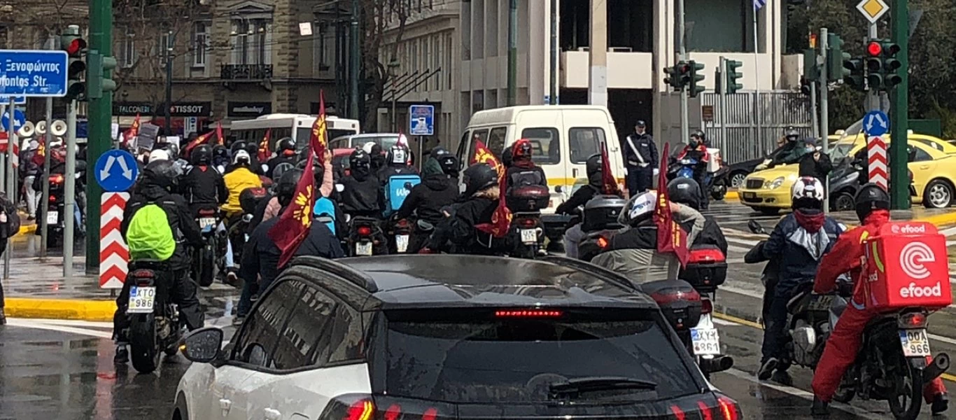 Υπό βροχή η μοτοπορεία των «ντελιβεράδων» - Μετά τους υγειονομικούς είναι ο πιο σημαντικός κλάδος (βίντεο)